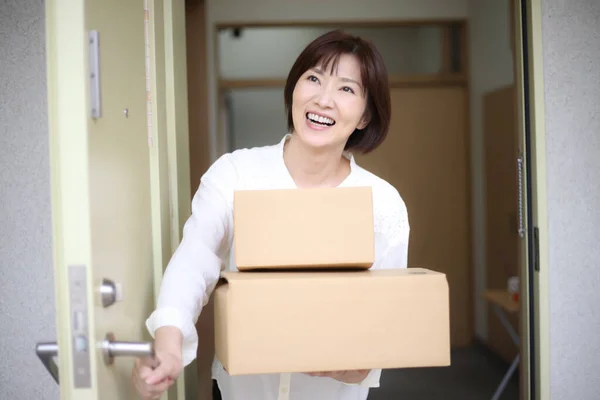 Image Woman Receiving Parcel Delivery — Stock Photo, Image