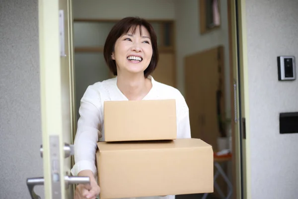 Bild Einer Frau Die Eine Paketzustellung Erhält — Stockfoto