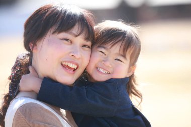 Gülümseyen ebeveyn ve çocuk 