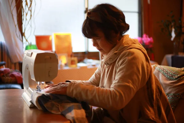 Mujer Usando Una Máquina Coser — Foto de Stock