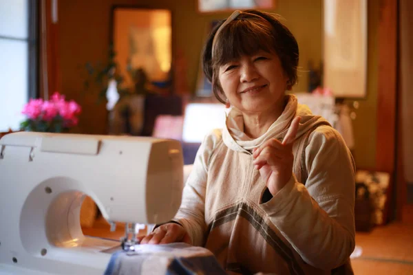 Woman Using Sewing Machine — Stock Photo, Image