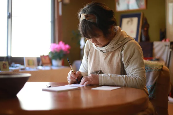 Γυναίκα Που Γράφει Την Κάρτα Της Πρωτοχρονιάς — Φωτογραφία Αρχείου