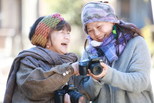 Çekilen Görüntüye Bakan Kadın — Stok fotoğraf