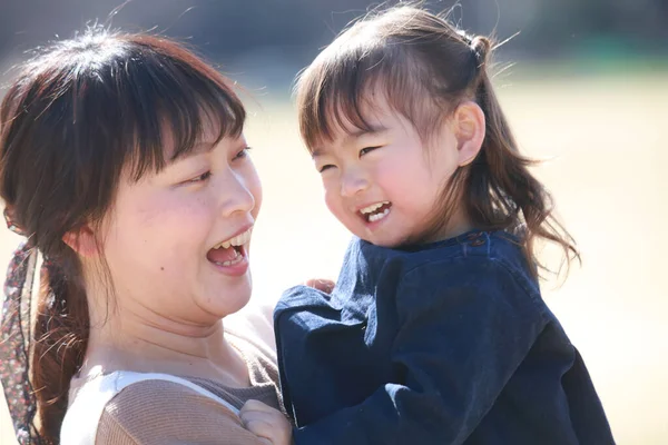 Uśmiechnięty Rodzic Dziecko — Zdjęcie stockowe