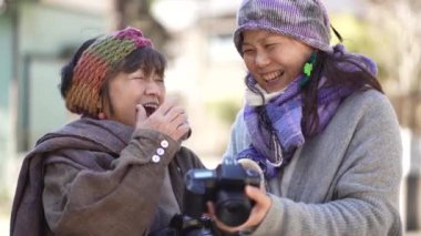 Çekilen görüntüye bakan kadın 