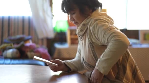 Kobieta Patrząca Noworoczną Kartkę Która Przyszła — Wideo stockowe