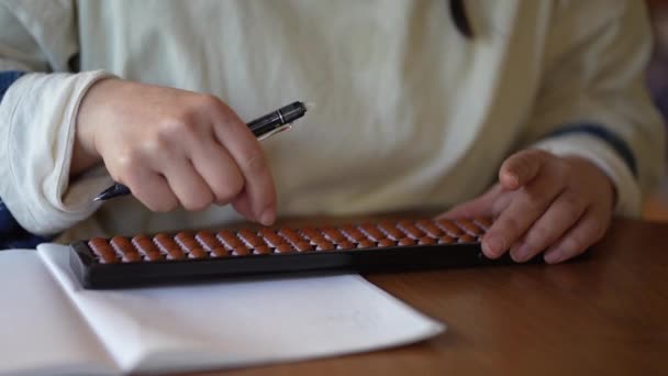 Woman Who Uses Abacus — Stock Video