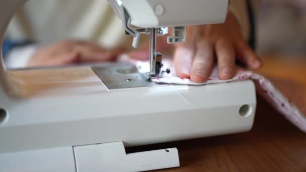 Mulher Usando Uma Máquina Costura — Vídeo de Stock