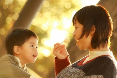 Ebeveyn ve çocuk piknik yapıyor. 