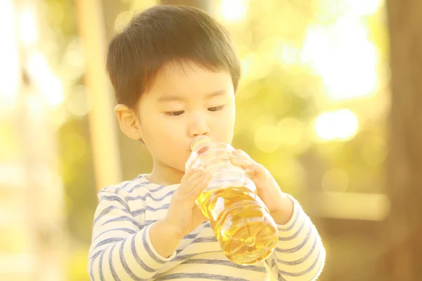 Εικόνα Ενός Αγοριού Που Πίνει Ένα Ποτό — Φωτογραφία Αρχείου