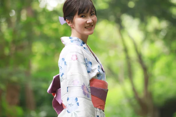 Afbeelding Van Een Vrouw Met Een Yukata — Stockfoto