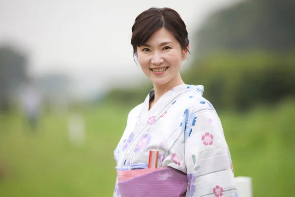 Obraz Kobiety Noszącej Yukata — Zdjęcie stockowe