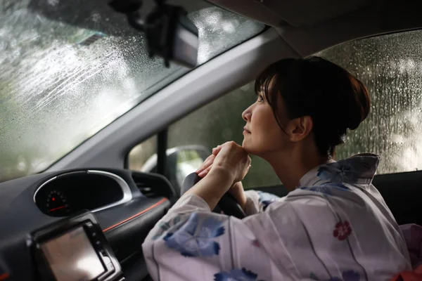 Kobieta Yukata Która Wygląda Smutno Gdy Pada Deszcz — Zdjęcie stockowe
