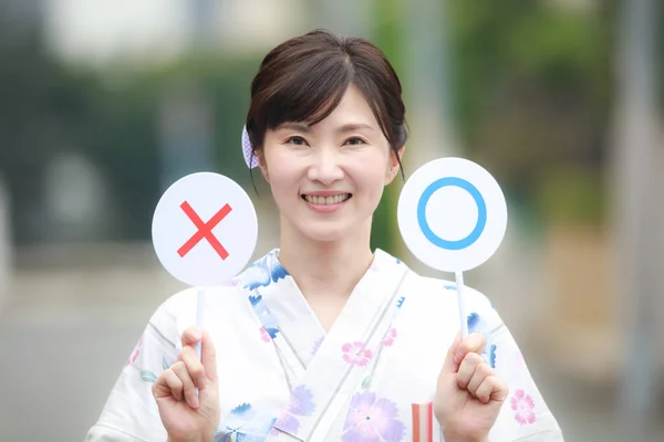 Yukata Kvinna Med Cirkel Och Ett Kors Tag — Stockfoto