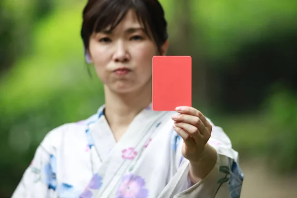 Yukata Vrouw Die Een Rode Kaart Uitgeeft — Stockfoto