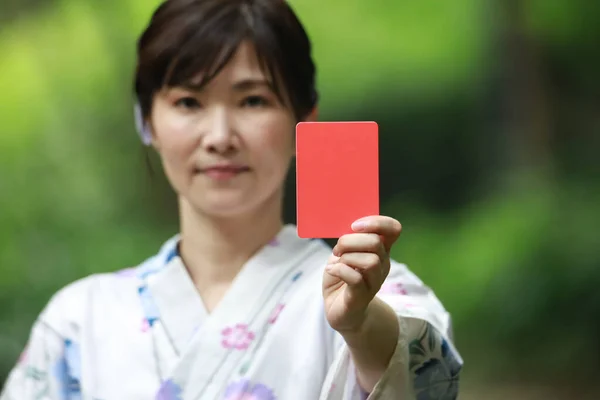 Yukata Vrouw Die Een Rode Kaart Uitgeeft — Stockfoto