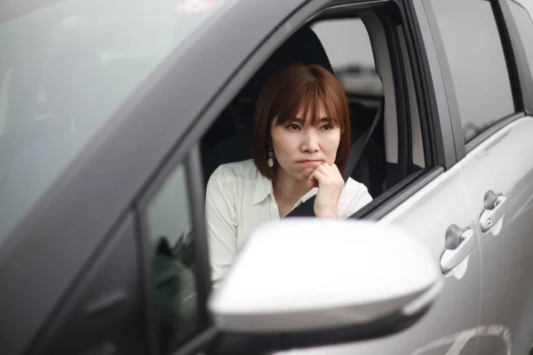 Eine Launische Frau Auf Dem Beifahrersitz — Stockfoto