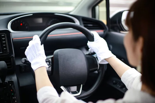 Γυναίκα Οδήγηση Γάντια Οδήγησης — Φωτογραφία Αρχείου