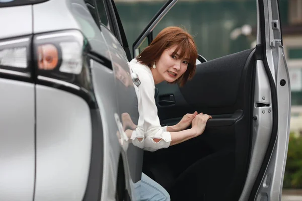 Bir Arabaya Çarpan Bir Kadın — Stok fotoğraf