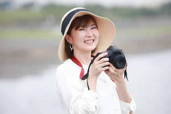 Kobieta Fotografowanie — Zdjęcie stockowe