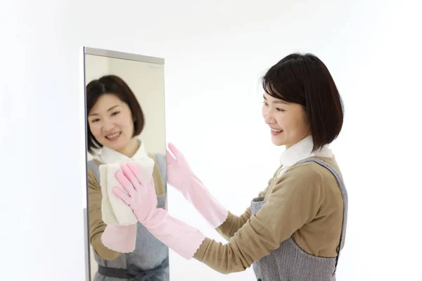 Mulher Limpando Espelho — Fotografia de Stock