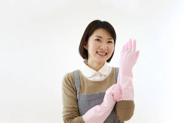 Lastik eldiven giyen kadın 