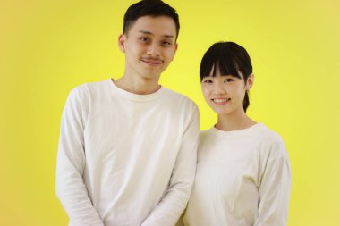 Gülümseyen bir çiftin resmi 