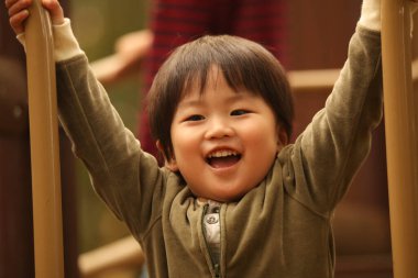 Oynayan bir çocuğun görüntüsü 