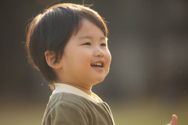 Gülümseyen bir çocuk resmi 