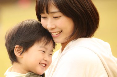 Gülümseyen ebeveyn ve çocuk 