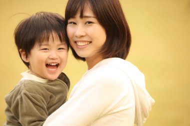 Gülümseyen ebeveyn ve çocuk 