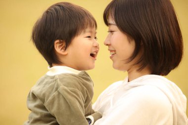 Gülümseyen ebeveyn ve çocuk 