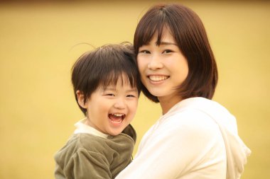 Gülümseyen ebeveyn ve çocuk 