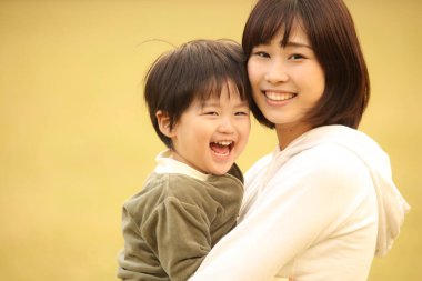 Gülümseyen ebeveyn ve çocuk 