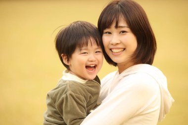 Gülümseyen ebeveyn ve çocuk 