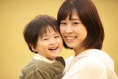 Gülümseyen ebeveyn ve çocuk 