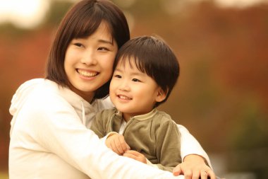 Gülümseyen ebeveyn ve çocuk 