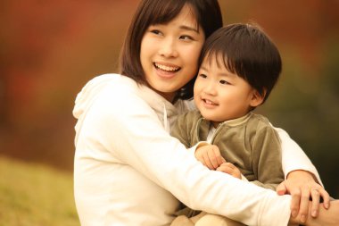 Gülümseyen ebeveyn ve çocuk 