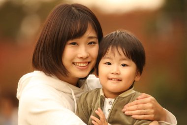 Gülümseyen ebeveyn ve çocuk 