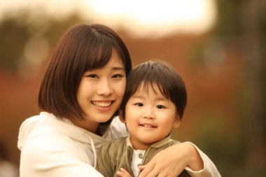 Gülümseyen ebeveyn ve çocuk 