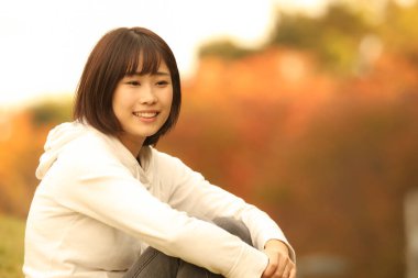 Anne çocuğuna bakıyor. 