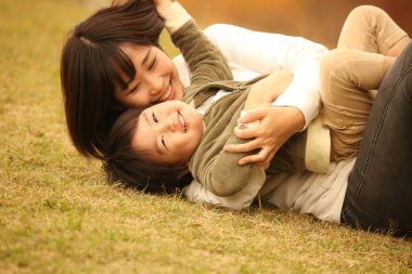 Gülümseyen ebeveyn ve çocuk 