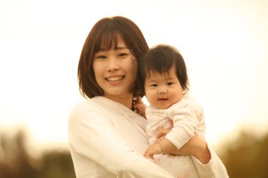 Gülümseyen ebeveyn ve çocuk 