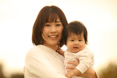 Gülümseyen ebeveyn ve çocuk 