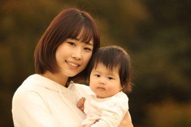 Gülümseyen ebeveyn ve çocuk 