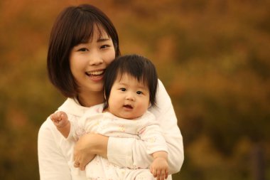 Gülümseyen ebeveyn ve çocuk 