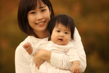 Gülümseyen ebeveyn ve çocuk 