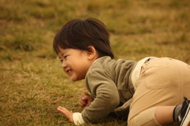 Gülümseyen bir çocuk resmi 