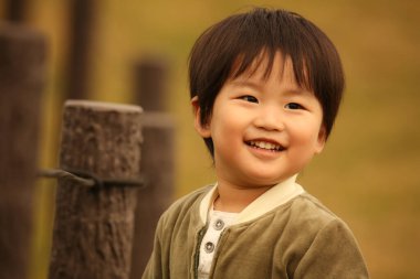 Gülümseyen bir çocuk resmi 