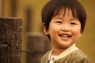 Gülümseyen bir çocuk resmi 